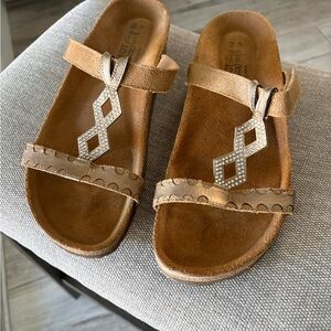 NEW NAOT ASPEN sandals bronze and rhinestone. Size 40, ladies 9
NWOB